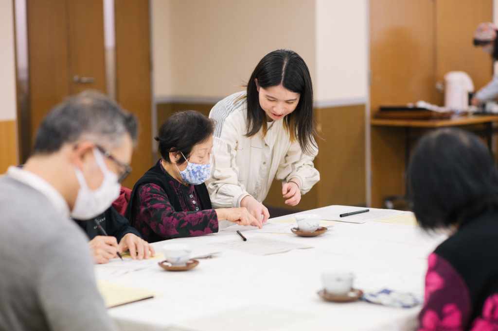 四字熟語づくりをサポートする原口寛子さん